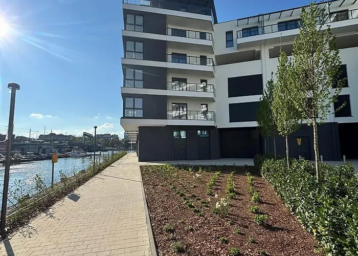 Bulwary Nad Odra Z Widokiem Na Rzeke Odre I Prywatnym Miejscem Parkingowym Διαμέρισμα *